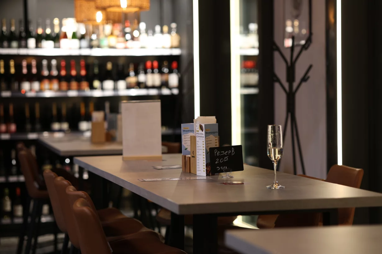 Интерьер/Экстерьер/Банкетная зона/Бар/Стол для двоих/Вход/Главный зал/Lounge зона гастробар Деликатеска фото