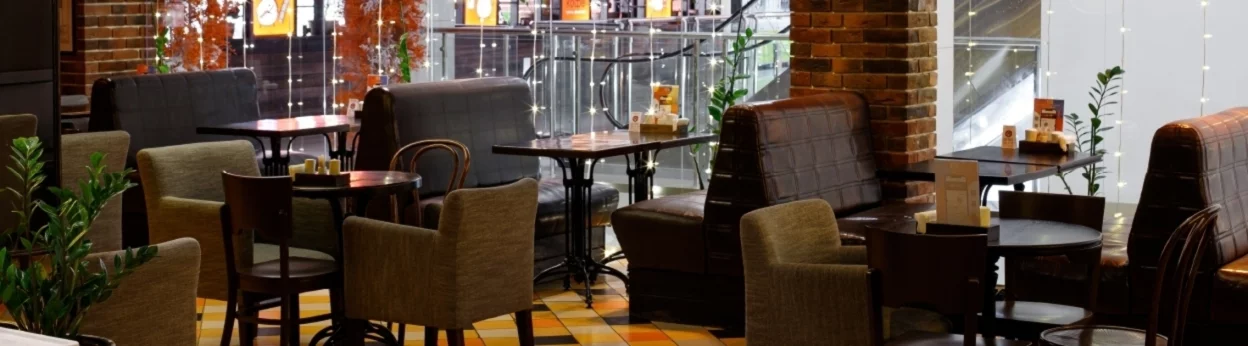 Интерьер/Экстерьер/Банкетная зона/Бар/Стол для двоих/Вход/Главный зал/Lounge зона кафе Питькофе фото