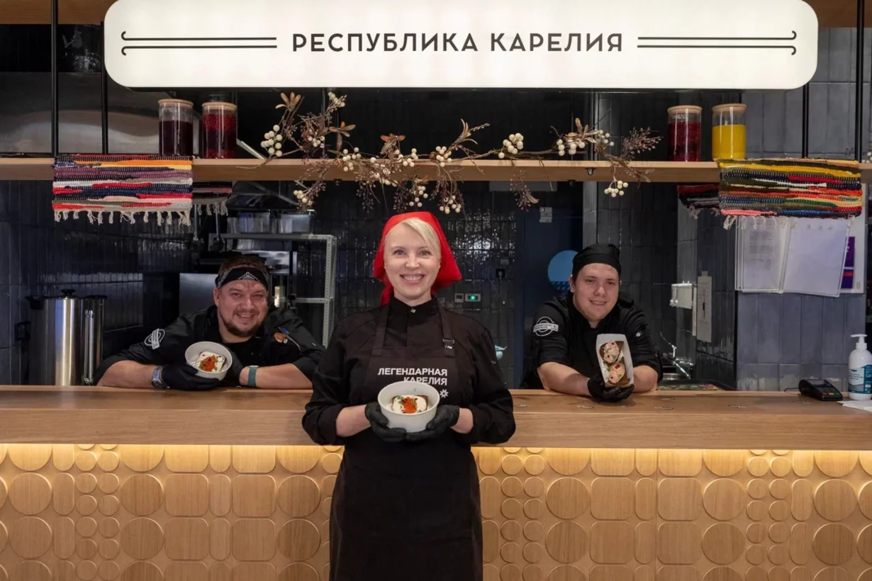 Интерьер/Экстерьер/Банкетная зона/Бар/Стол для двоих/Вход/Главный зал/Lounge зона корнер ВКарелииЕсть фото