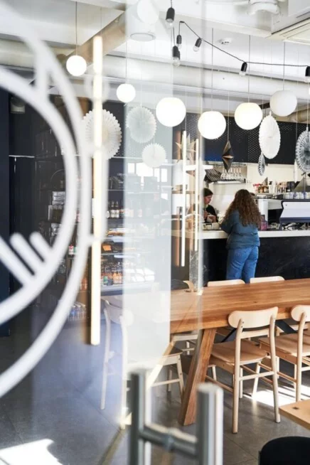 Интерьер/Экстерьер/Банкетная зона/Бар/Стол для двоих/Вход/Главный зал/Lounge зона кофейня Cosmic latte фото