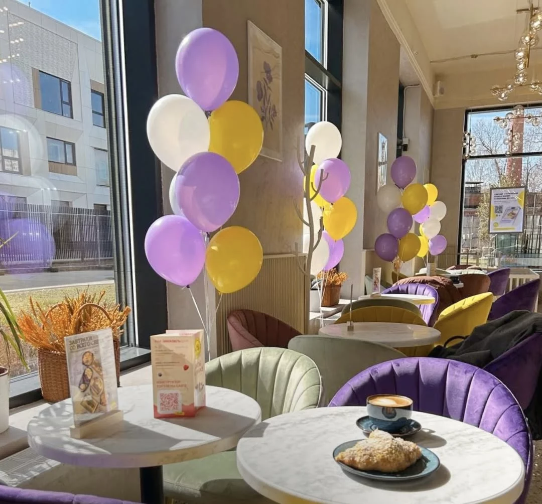 Интерьер/Экстерьер/Банкетная зона/Бар/Стол для двоих/Вход/Главный зал/Lounge зона кафе French Bakery Sedelice фото