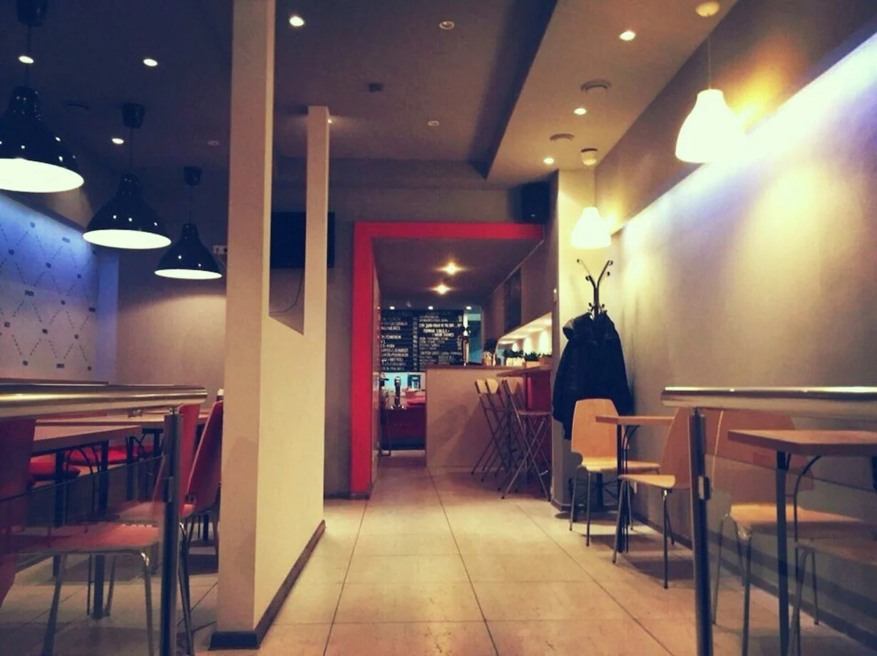 Интерьер/Экстерьер/Банкетная зона/Бар/Стол для двоих/Вход/Главный зал/Lounge зона кафе Burger Lab фото