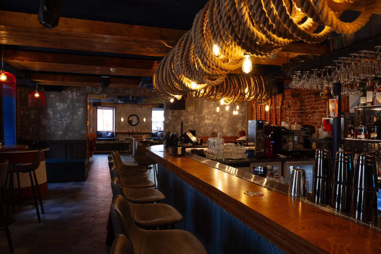 Интерьер/Экстерьер/Банкетная зона/Бар/Стол для двоих/Вход/Главный зал/Lounge зона бар Моряк и чайка фото