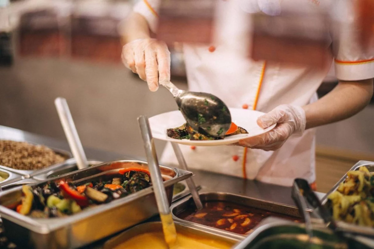 Интерьер/Экстерьер/Банкетная зона/Бар/Стол для двоих/Вход/Главный зал/Lounge зона столовая Солнечный день фото