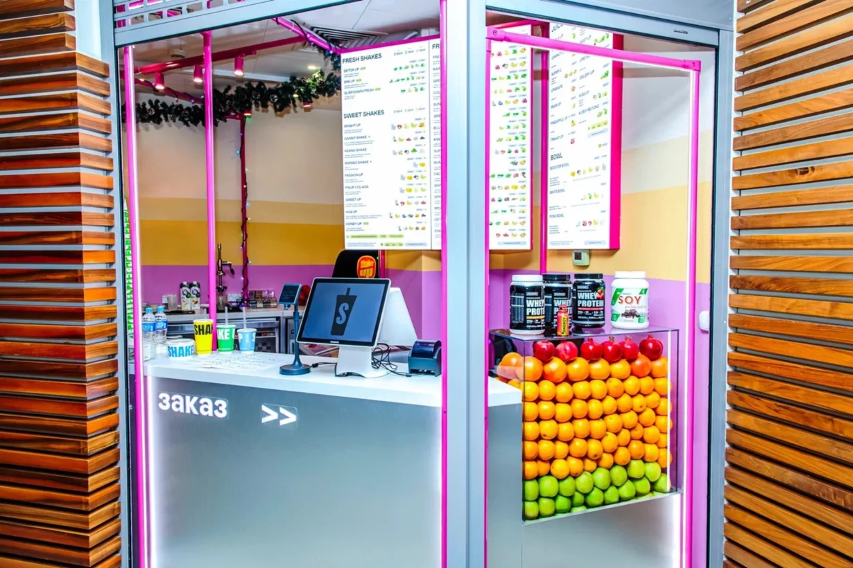 Интерьер/Экстерьер/Банкетная зона/Бар/Стол для двоих/Вход/Главный зал/Lounge зона корнер Shake Up фото