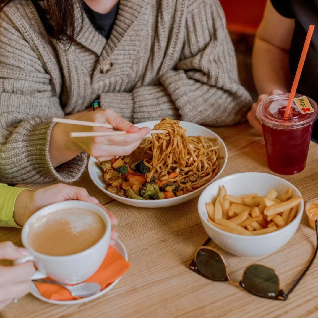 Интерьер/Экстерьер/Банкетная зона/Бар/Стол для двоих/Вход/Главный зал/Lounge зона кафе Фьюжн экспресс фото