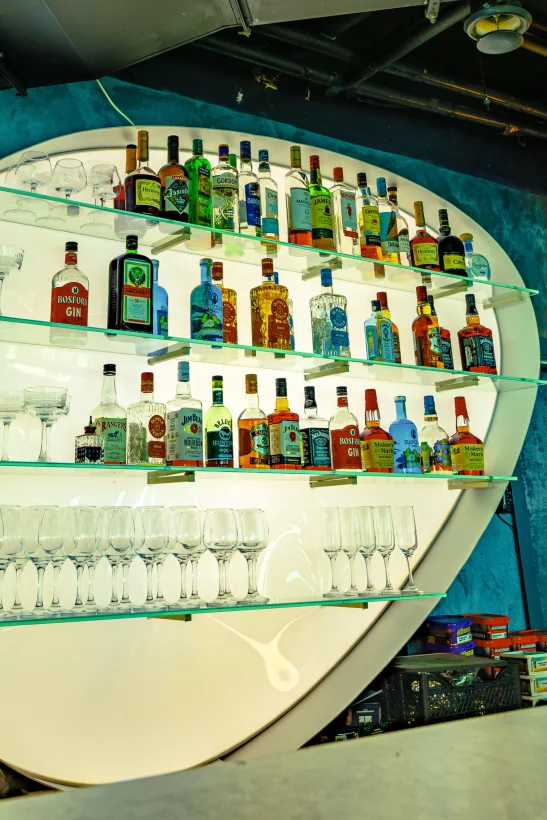 Интерьер/Экстерьер/Банкетная зона/Бар/Стол для двоих/Вход/Главный зал/Lounge зона лаунж Nebo Lounge&Bar фото