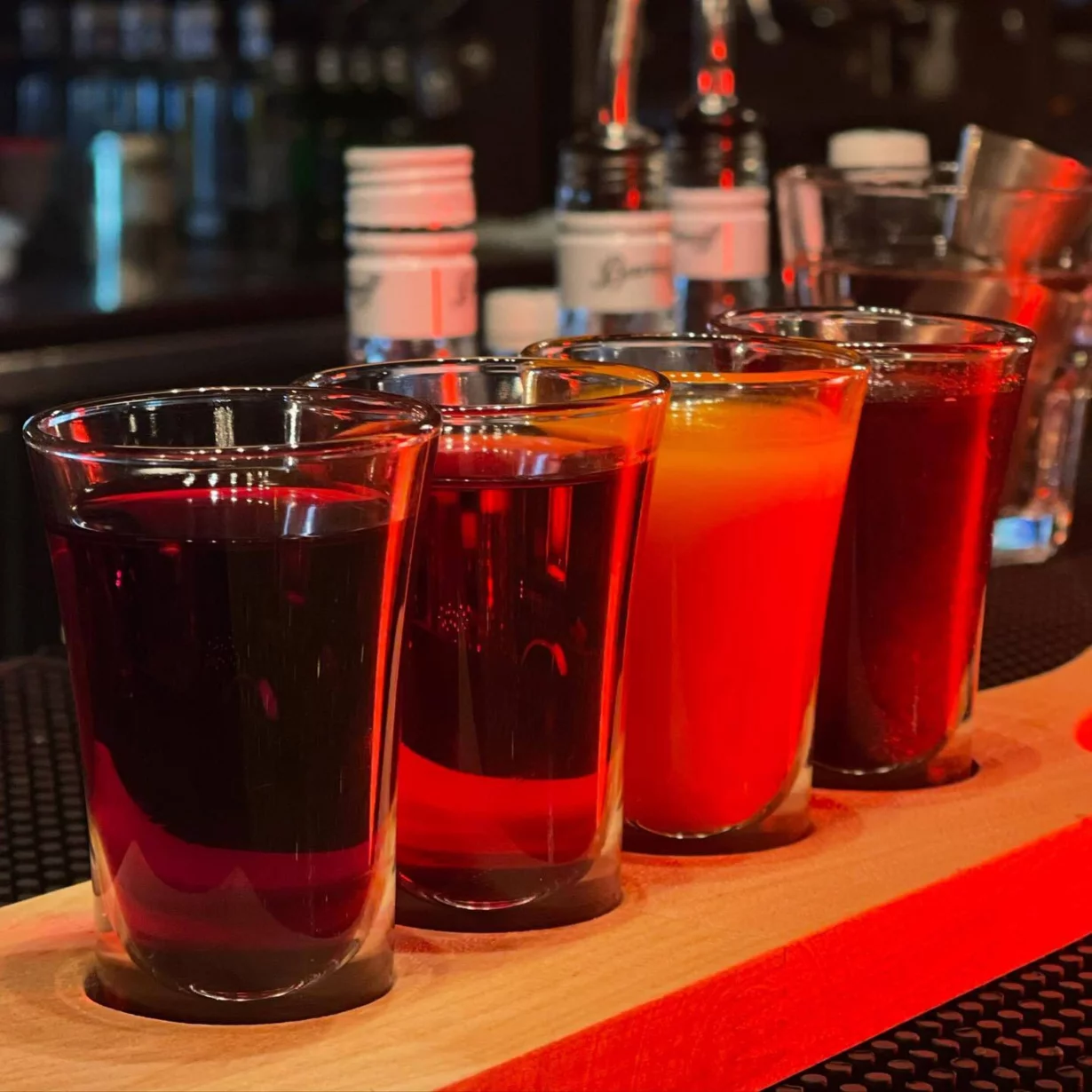 Интерьер/Экстерьер/Банкетная зона/Бар/Стол для двоих/Вход/Главный зал/Lounge зона караоке-клуб Мариус фото