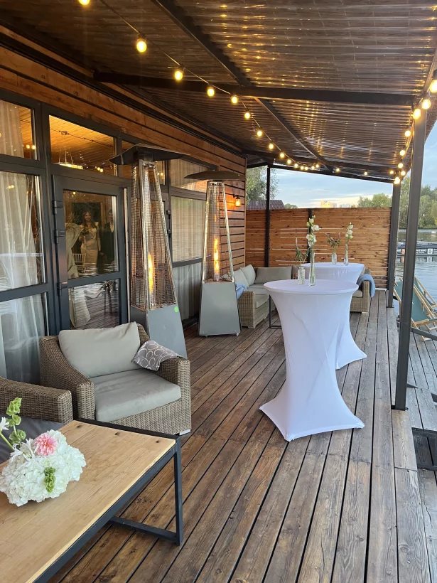 Интерьер/Экстерьер/Банкетная зона/Бар/Стол для двоих/Вход/Главный зал/Lounge зона ресторан Берег фото