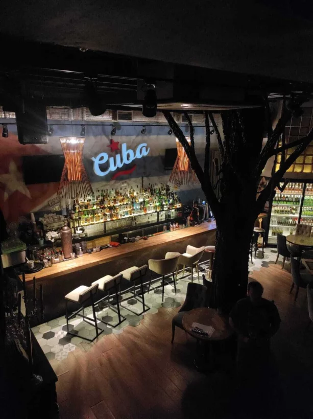 Интерьер/Экстерьер/Банкетная зона/Бар/Стол для двоих/Вход/Главный зал/Lounge зона паб Куба фото