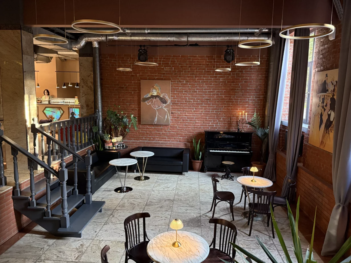 Интерьер/Экстерьер/Банкетная зона/Бар/Стол для двоих/Вход/Главный зал/Lounge зона лофт Партия фото