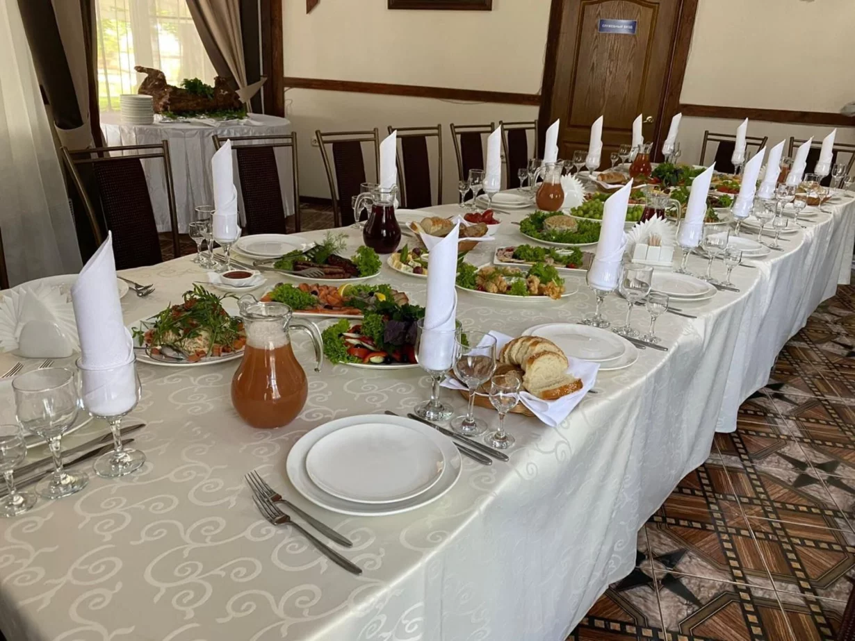 Интерьер/Экстерьер/Банкетная зона/Бар/Стол для двоих/Вход/Главный зал/Lounge зона банкетный зал Favorit Premium Cafe фото