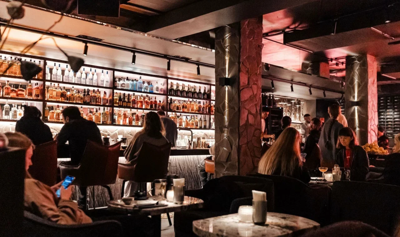 Интерьер/Экстерьер/Банкетная зона/Бар/Стол для двоих/Вход/Главный зал/Lounge зона бар Лед и пламя фото