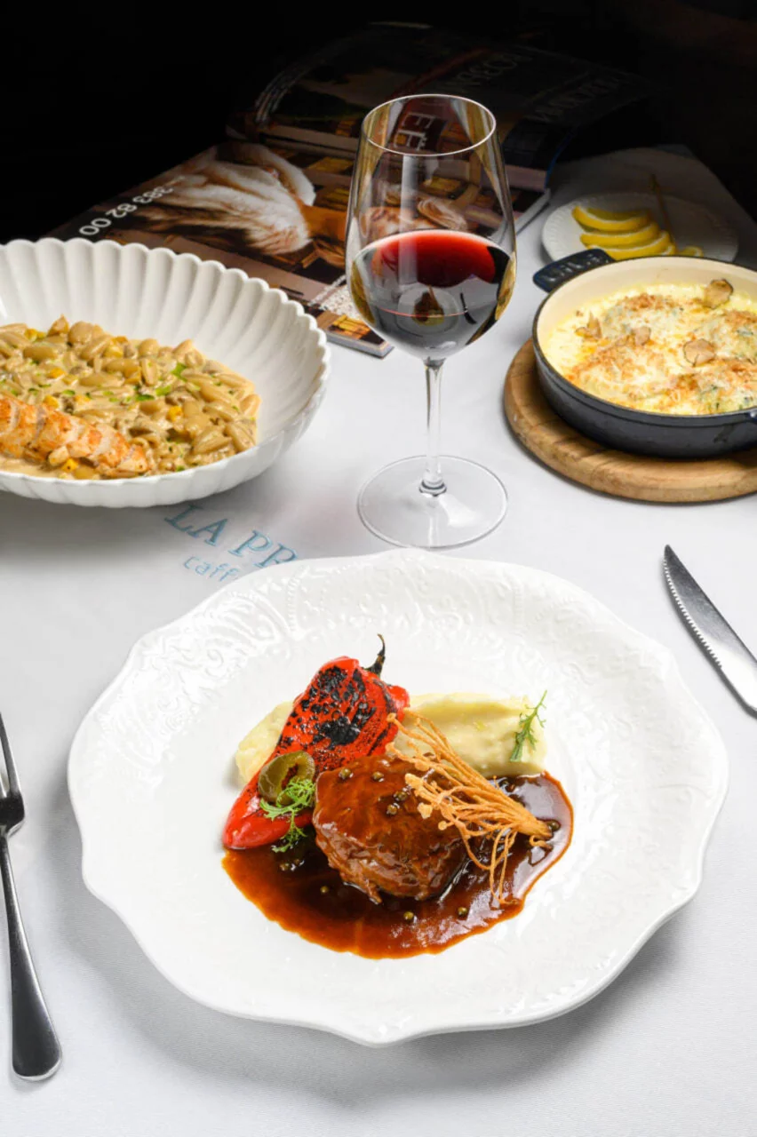 Интерьер/Экстерьер/Банкетная зона/Бар/Стол для двоих/Вход/Главный зал/Lounge зона ресторан La Provincia фото