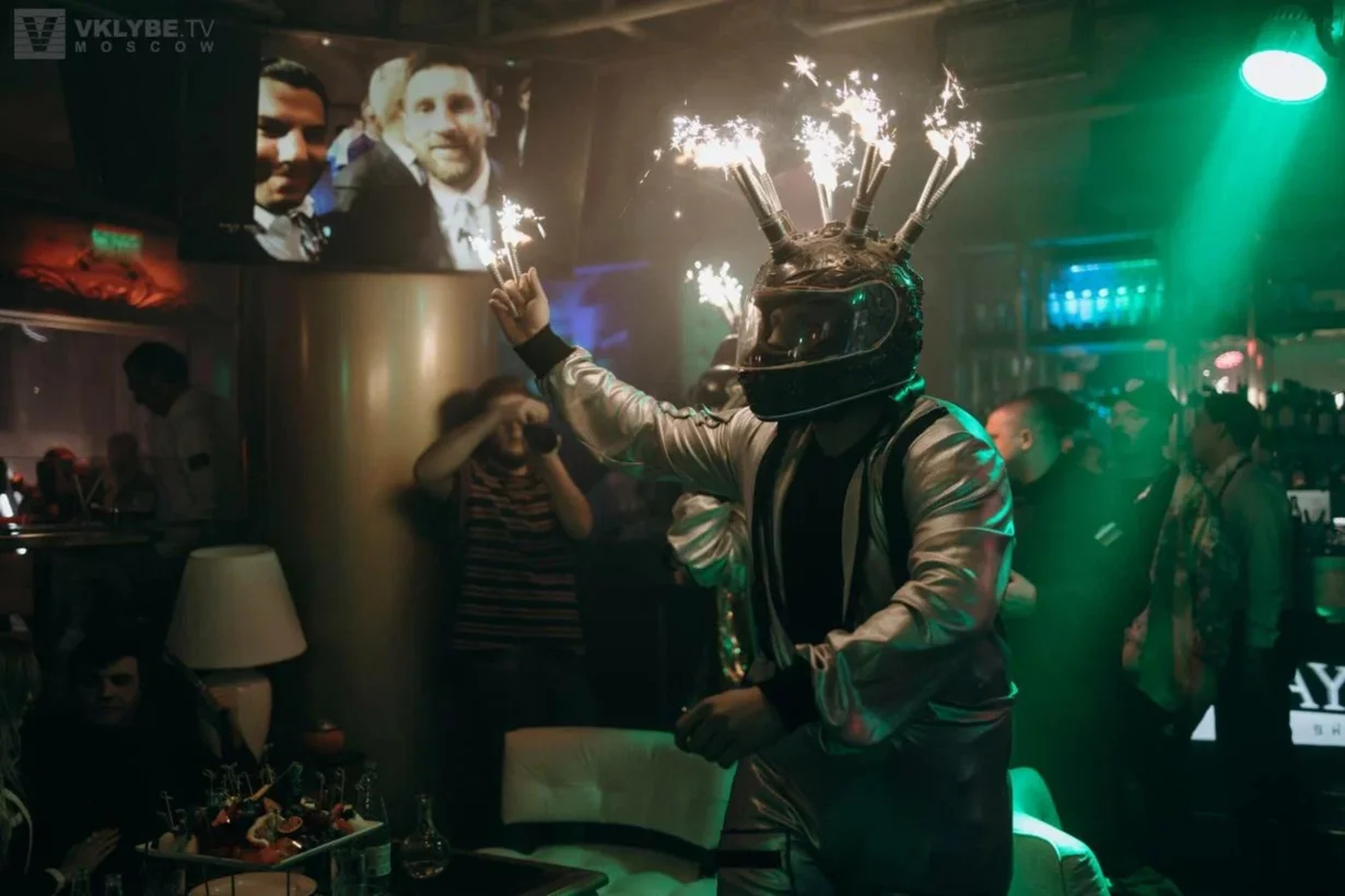 Интерьер/Экстерьер/Банкетная зона/Бар/Стол для двоих/Вход/Главный зал/Lounge зона караоке-клуб Royal Space by Royal Arbat фото