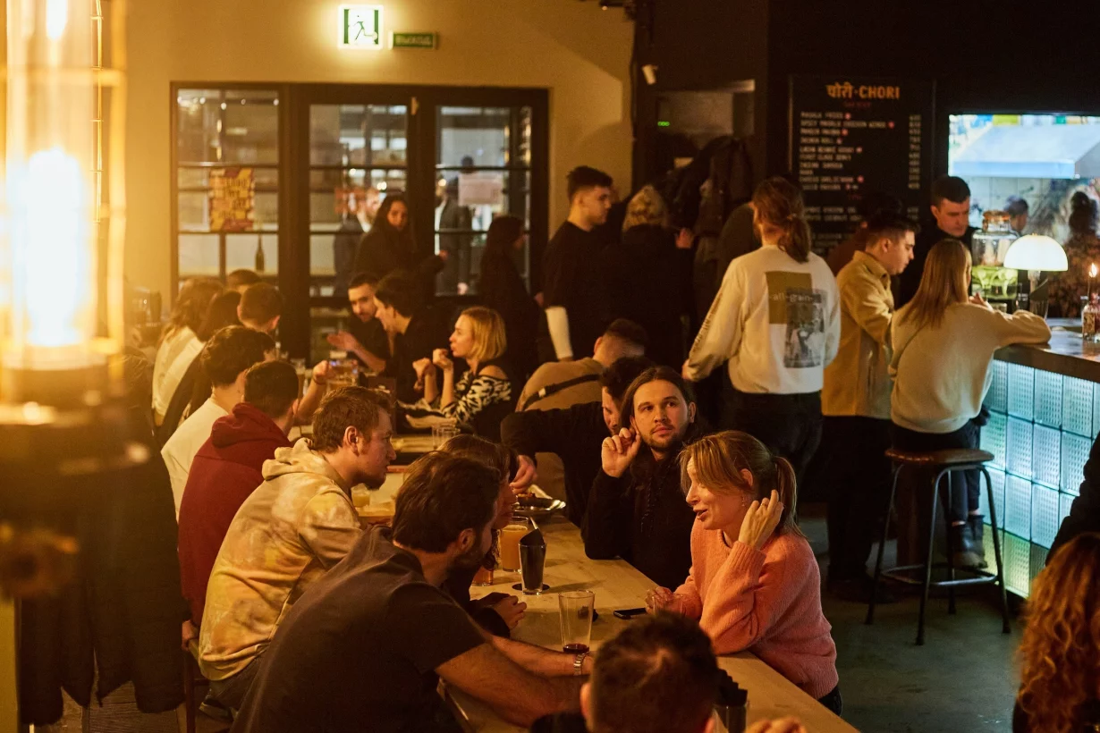 Интерьер/Экстерьер/Банкетная зона/Бар/Стол для двоих/Вход/Главный зал/Lounge зона бар AF Brew Taproom фото