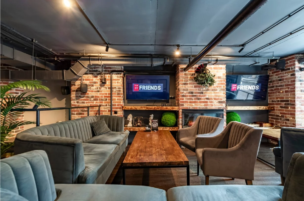 Интерьер/Экстерьер/Банкетная зона/Бар/Стол для двоих/Вход/Главный зал/Lounge зона бар For by Friends фото