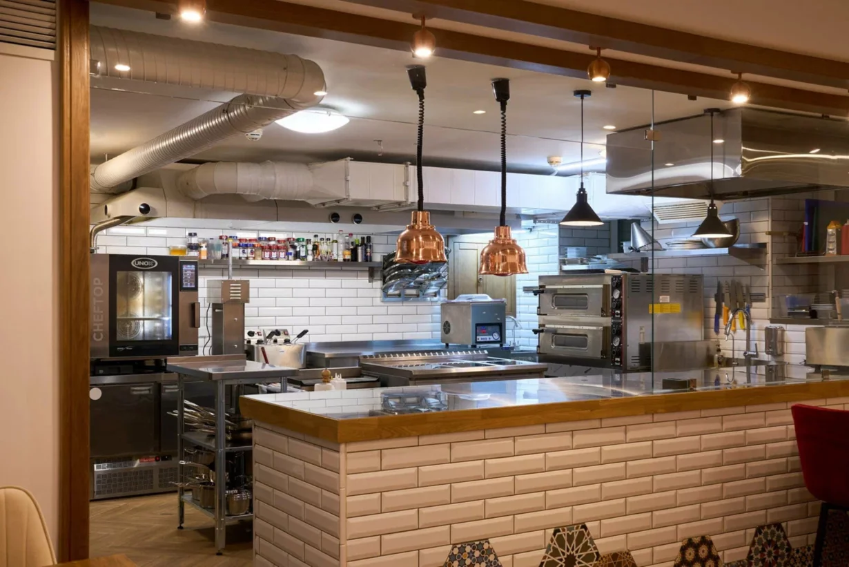 Интерьер/Экстерьер/Банкетная зона/Бар/Стол для двоих/Вход/Главный зал/Lounge зона ресторан Le Bistrot de la Ferm фото