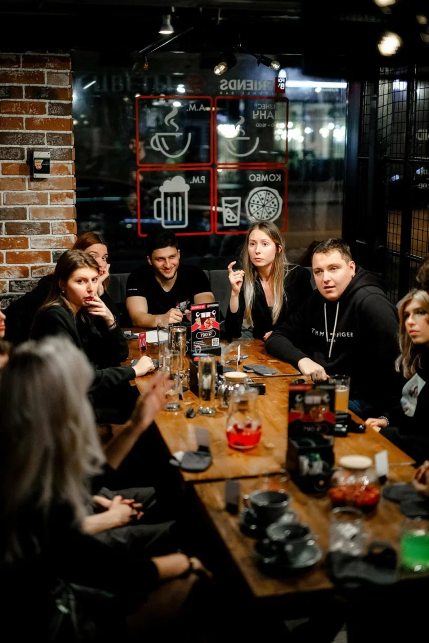 Интерьер/Экстерьер/Банкетная зона/Бар/Стол для двоих/Вход/Главный зал/Lounge зона бар For by Friends фото