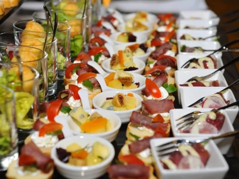 Интерьер/Экстерьер/Банкетная зона/Бар/Стол для двоих/Вход/Главный зал/Lounge зона столовая Все ли поели фото