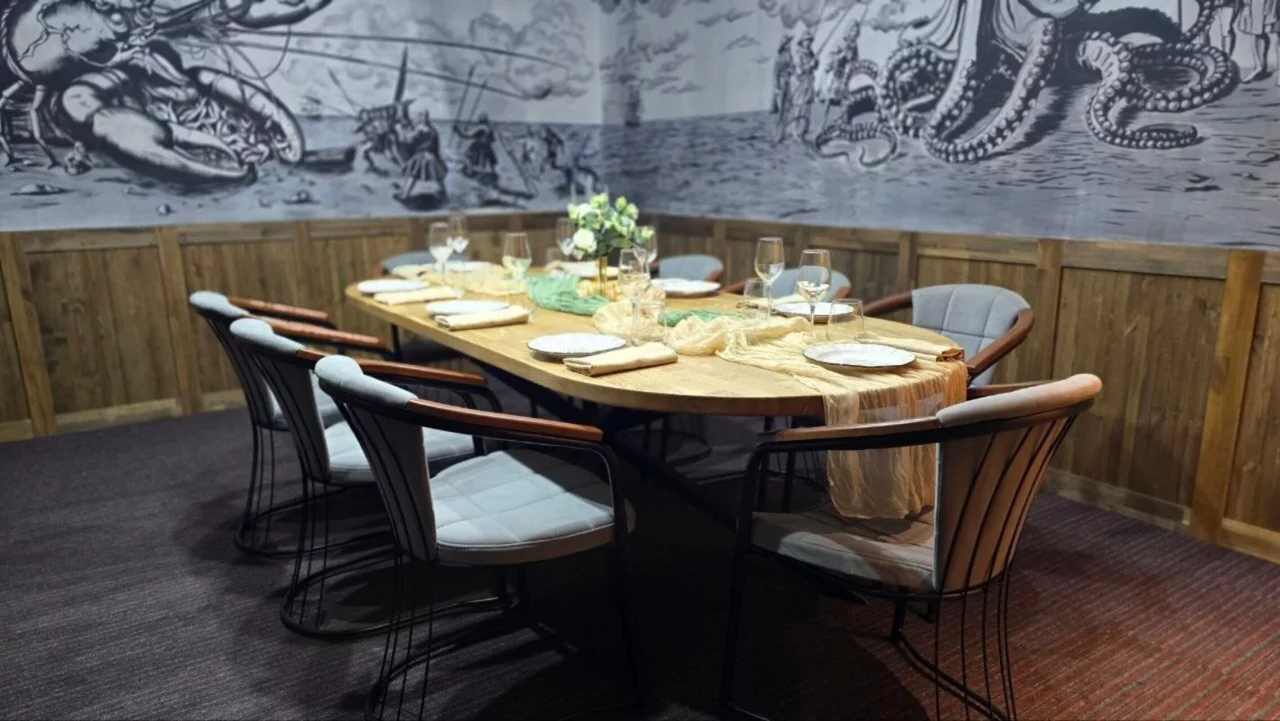 Интерьер/Экстерьер/Банкетная зона/Бар/Стол для двоих/Вход/Главный зал/Lounge зона ресторан Раковарня «В ус не дул» на Пятницкой фото