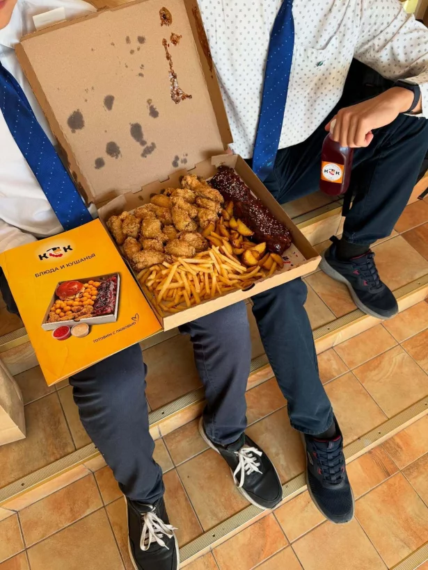 Интерьер/Экстерьер/Банкетная зона/Бар/Стол для двоих/Вход/Главный зал/Lounge зона фастфуд Кур Крыло фото