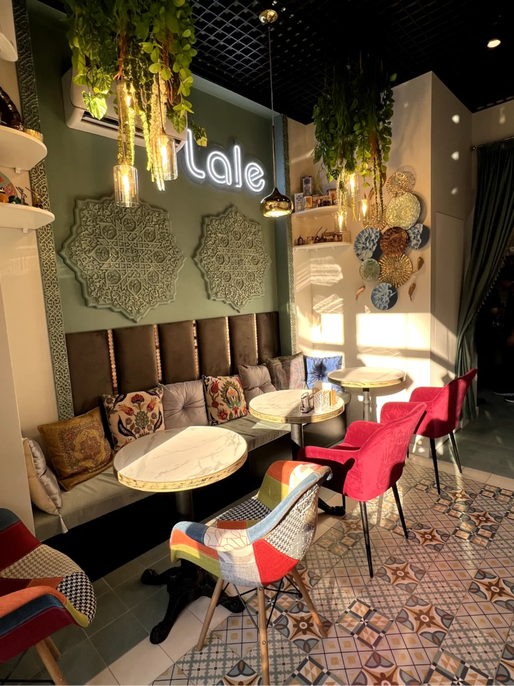 Интерьер/Экстерьер/Банкетная зона/Бар/Стол для двоих/Вход/Главный зал/Lounge зона кафе Lale Istanbul cafe фото