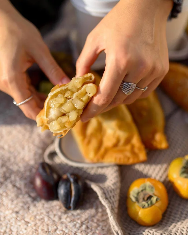 Интерьер/Экстерьер/Банкетная зона/Бар/Стол для двоих/Вход/Главный зал/Lounge зона кафе Минутка фото