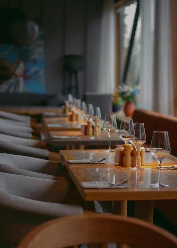 Интерьер/Экстерьер/Банкетная зона/Бар/Стол для двоих/Вход/Главный зал/Lounge зона ресторан Берег фото