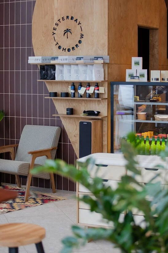 Интерьер/Экстерьер/Банкетная зона/Бар/Стол для двоих/Вход/Главный зал/Lounge зона кофейня Surf Coffee x Moon фото