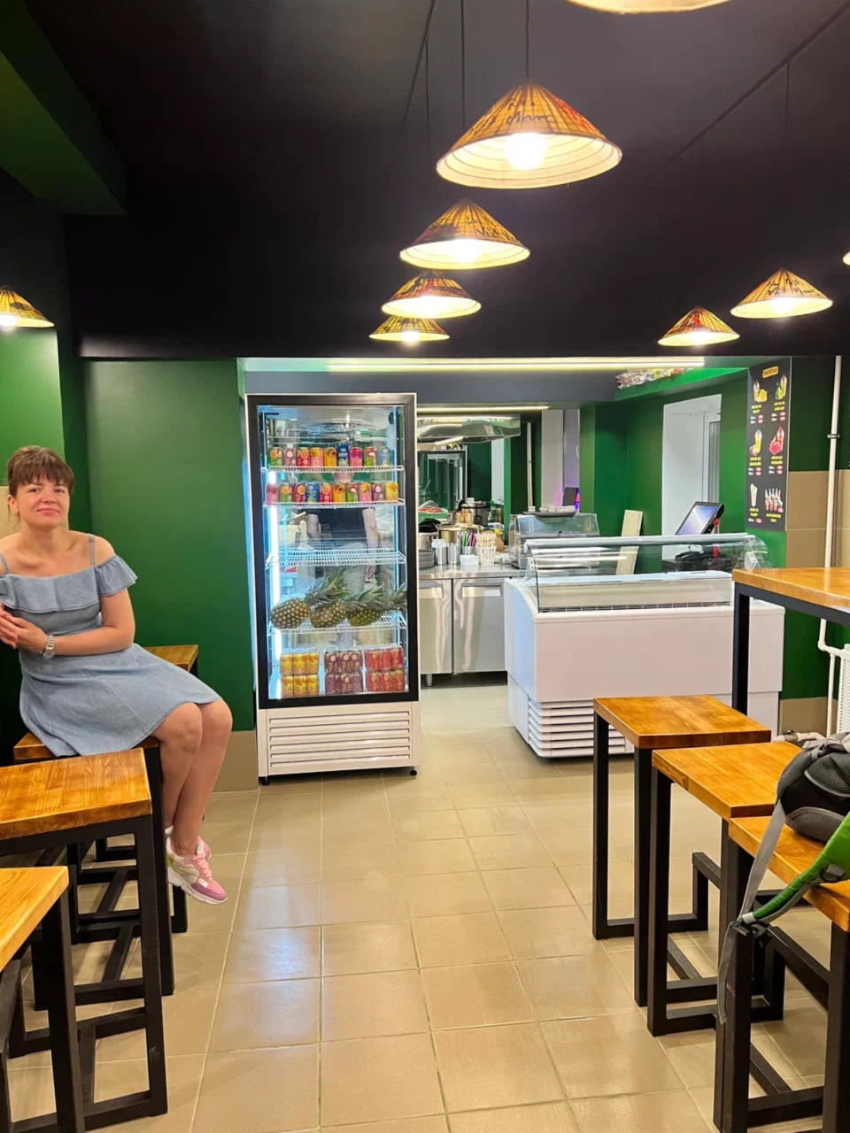 Интерьер/Экстерьер/Банкетная зона/Бар/Стол для двоих/Вход/Главный зал/Lounge зона кафе Pho Viet фото