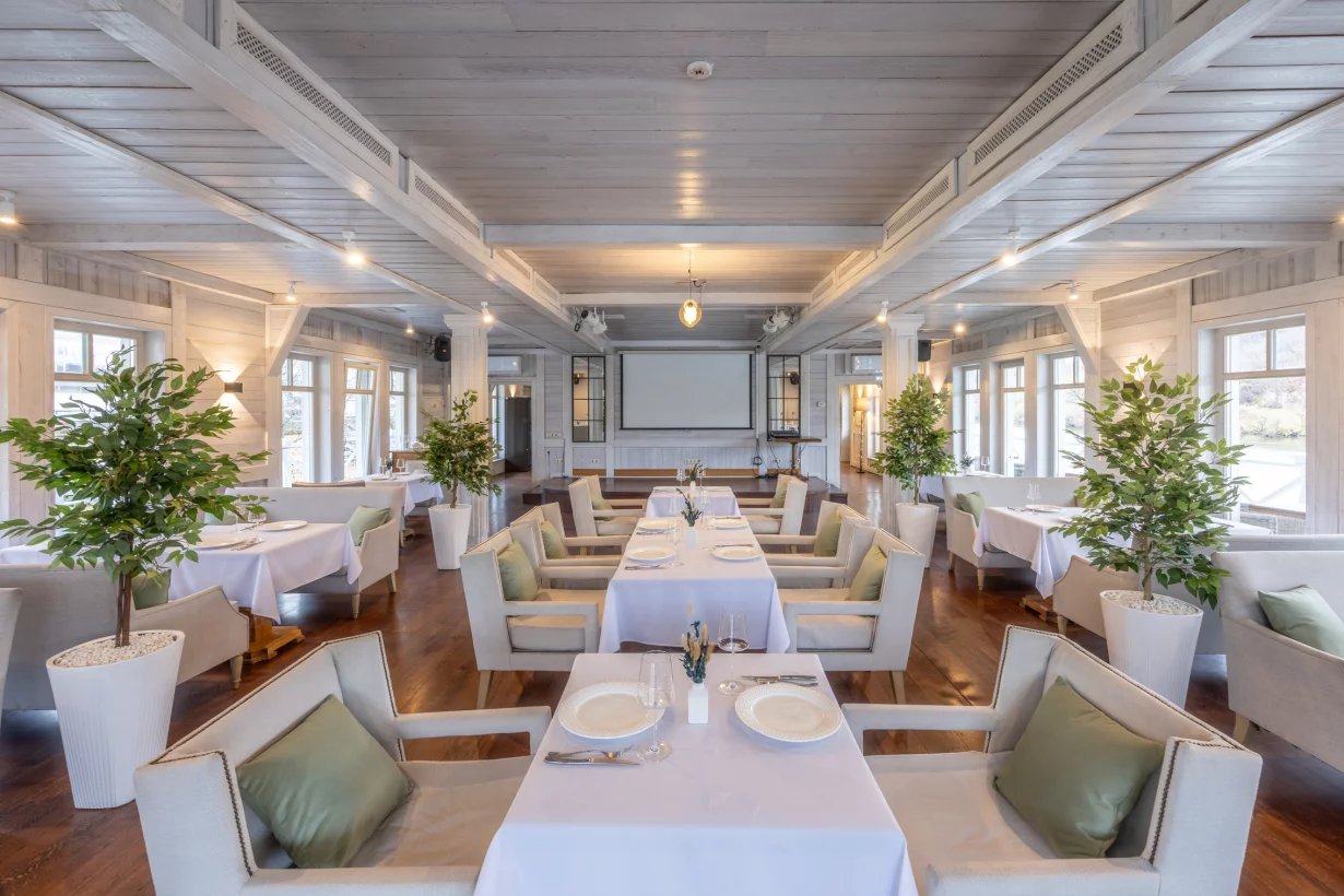 Интерьер/Экстерьер/Банкетная зона/Бар/Стол для двоих/Вход/Главный зал/Lounge зона ресторан Понтон фото