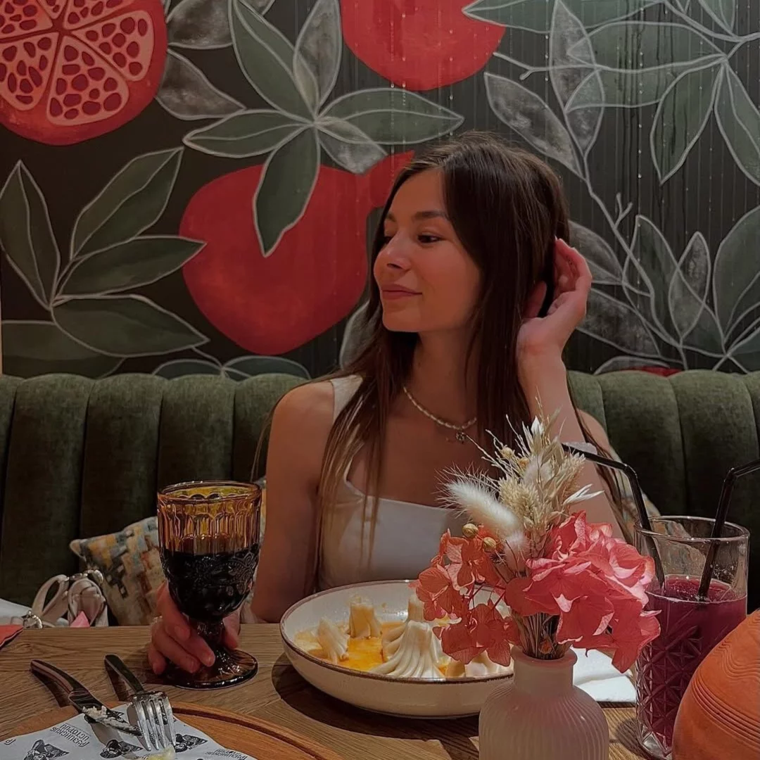 Интерьер/Экстерьер/Банкетная зона/Бар/Стол для двоих/Вход/Главный зал/Lounge зона ресторан Грузинские истории фото