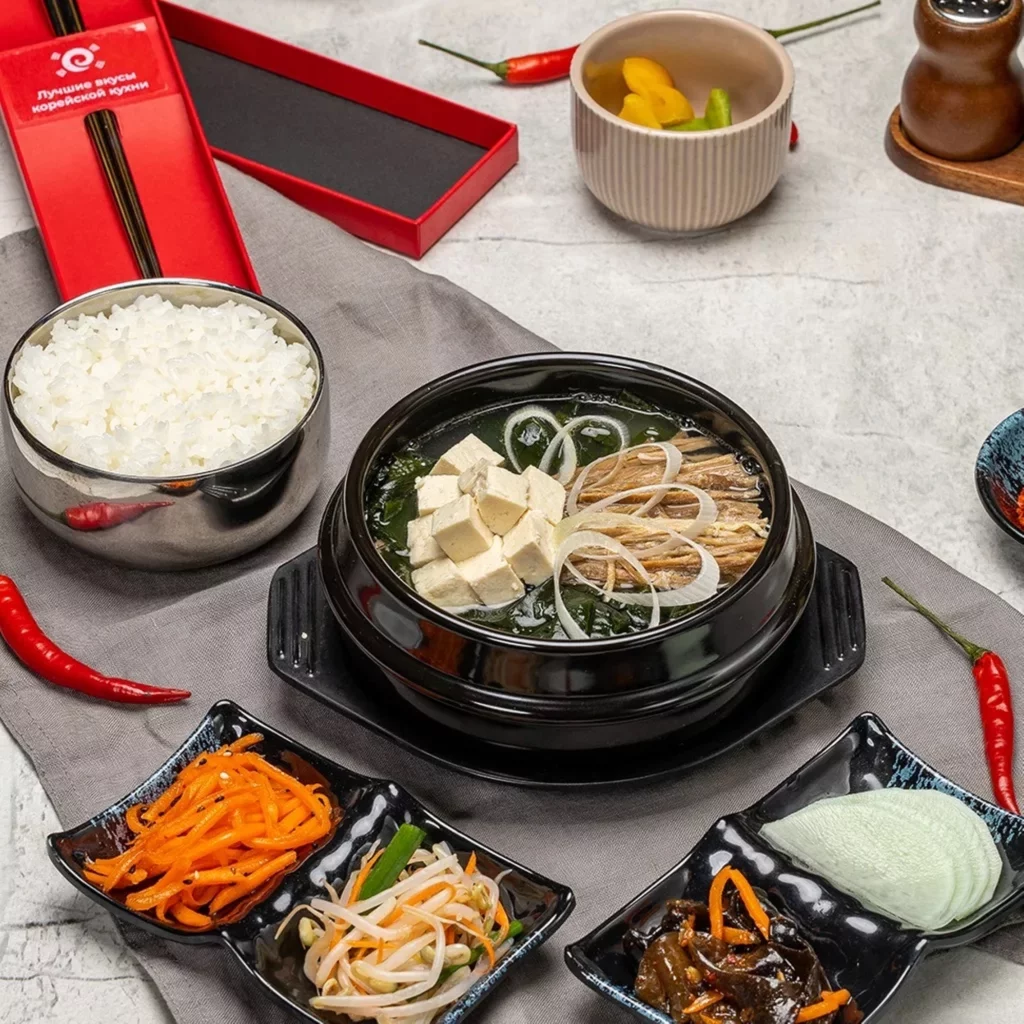 Интерьер/Экстерьер/Банкетная зона/Бар/Стол для двоих/Вход/Главный зал/Lounge зона кафе Миринэ фото