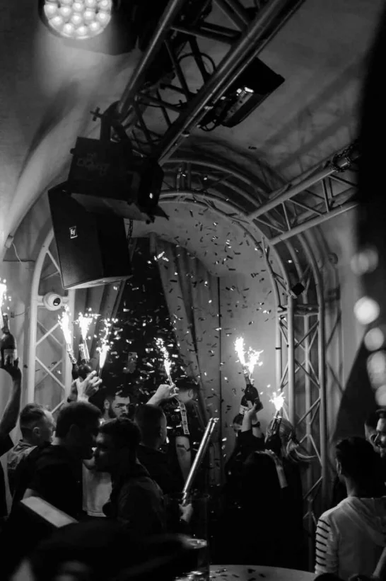 Интерьер/Экстерьер/Банкетная зона/Бар/Стол для двоих/Вход/Главный зал/Lounge зона клуб Department 57 фото