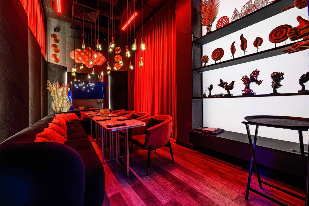 Интерьер/Экстерьер/Банкетная зона/Бар/Стол для двоих/Вход/Главный зал/Lounge зона караоке-клуб Tunes фото