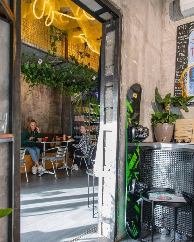 Интерьер/Экстерьер/Банкетная зона/Бар/Стол для двоих/Вход/Главный зал/Lounge зона кафе Karma фото