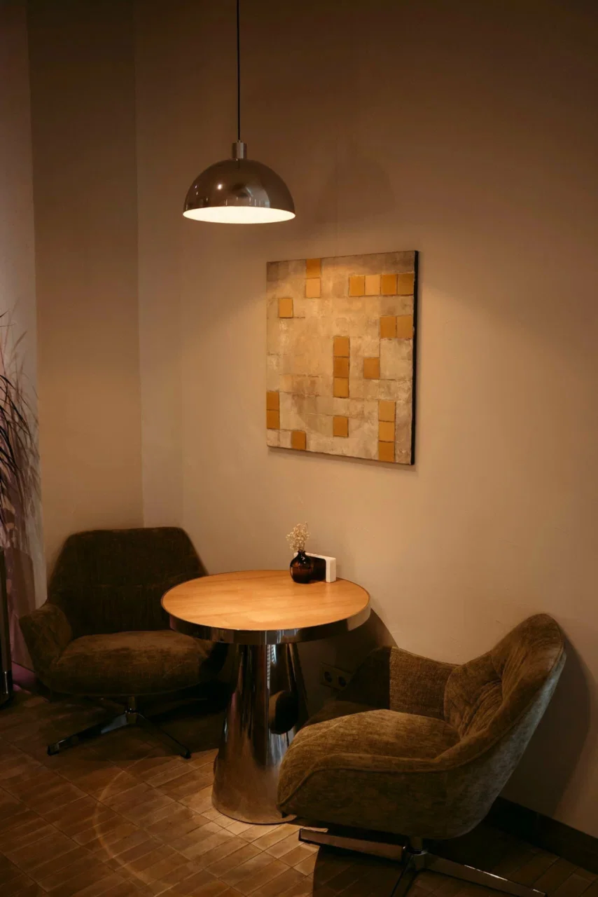 Интерьер/Экстерьер/Банкетная зона/Бар/Стол для двоих/Вход/Главный зал/Lounge зона кафе Скрэмбл фото