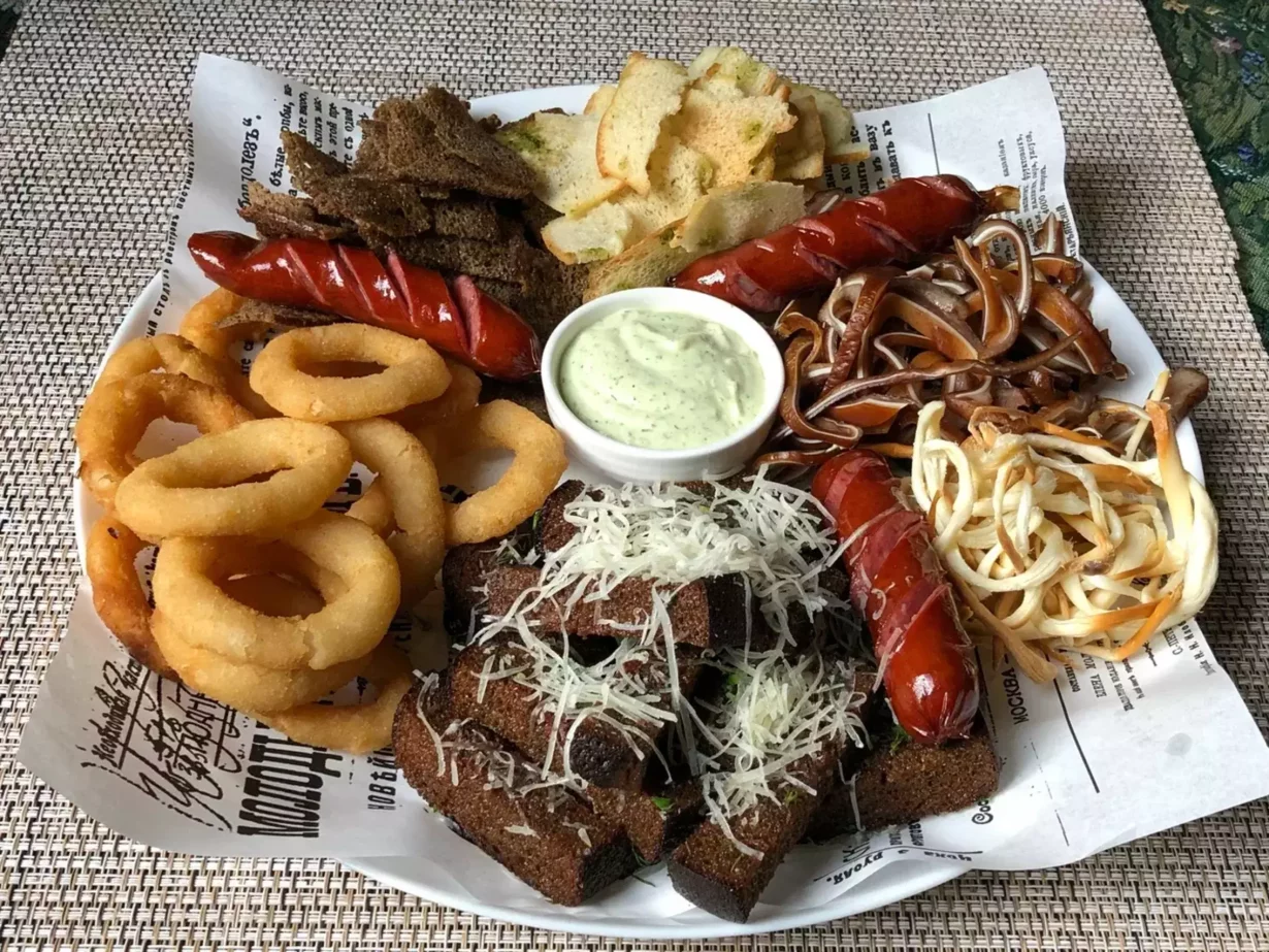 Интерьер/Экстерьер/Банкетная зона/Бар/Стол для двоих/Вход/Главный зал/Lounge зона кафе Трактиръ фото