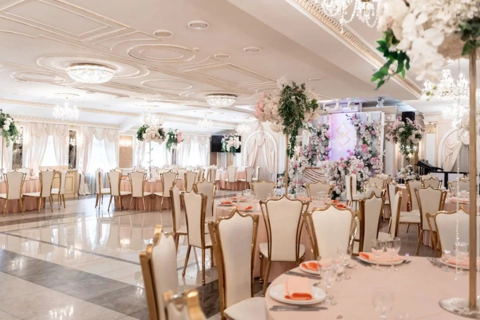 Интерьер/Экстерьер/Банкетная зона/Бар/Стол для двоих/Вход/Главный зал/Lounge зона ресторанный комплекс Парадайз фото