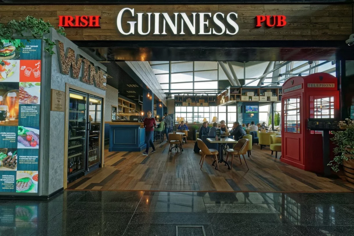 Интерьер/Экстерьер/Банкетная зона/Бар/Стол для двоих/Вход/Главный зал/Lounge зона паб Guinness Pub фото