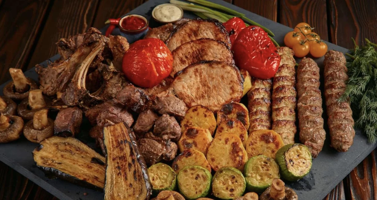 Интерьер/Экстерьер/Банкетная зона/Бар/Стол для двоих/Вход/Главный зал/Lounge зона кафе Купец фото