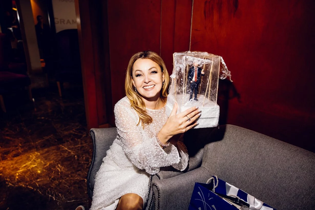 Интерьер/Экстерьер/Банкетная зона/Бар/Стол для двоих/Вход/Главный зал/Lounge зона караоке-клуб Grammy's Караоке фото