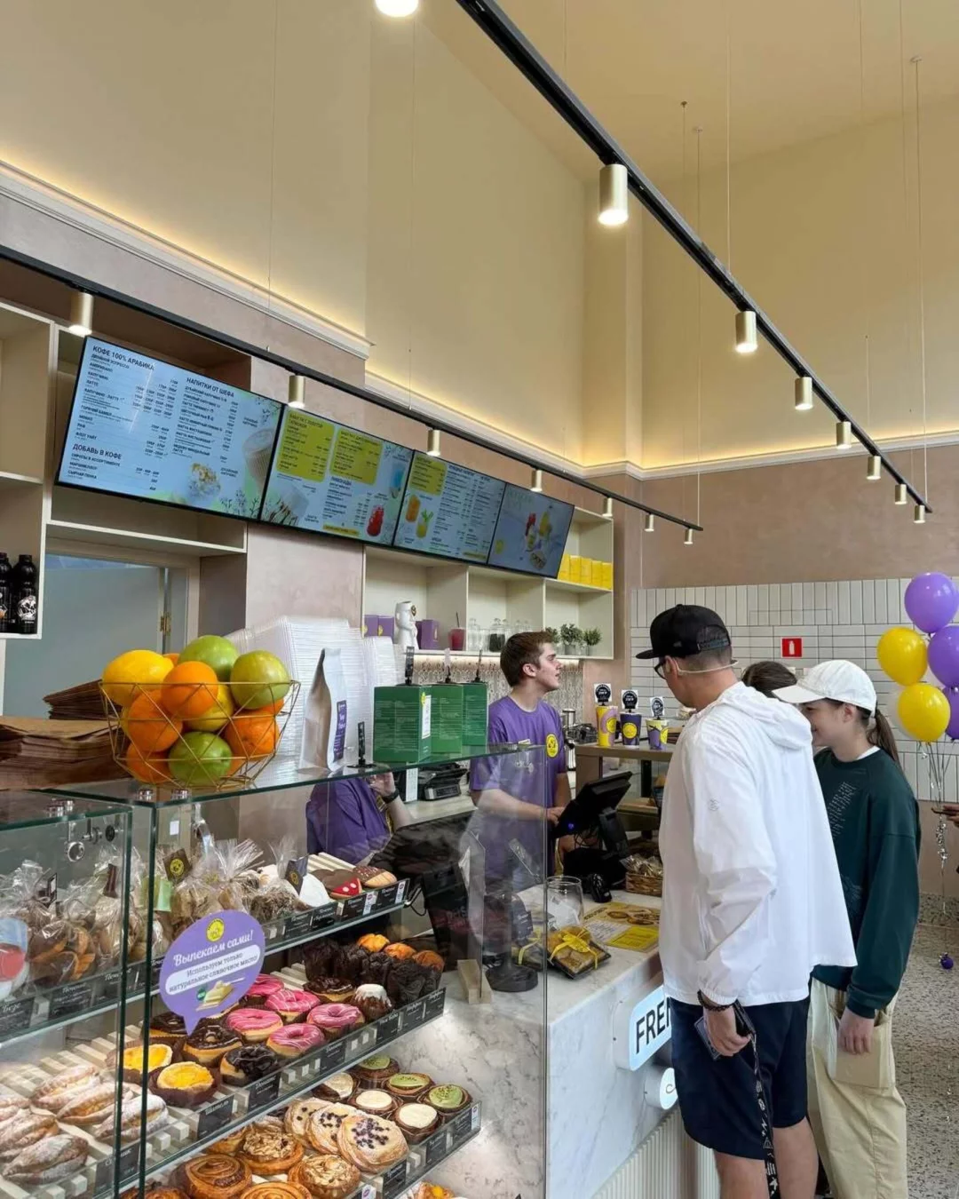 Интерьер/Экстерьер/Банкетная зона/Бар/Стол для двоих/Вход/Главный зал/Lounge зона кафе French Bakery Sedelice фото