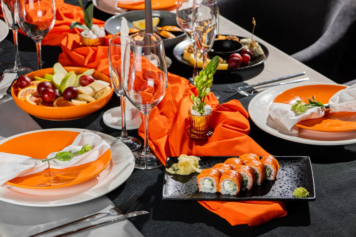 Интерьер/Экстерьер/Банкетная зона/Бар/Стол для двоих/Вход/Главный зал/Lounge зона ресторан Токио-City фото