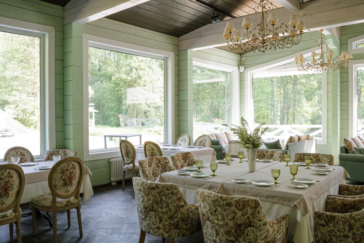 Интерьер/Экстерьер/Банкетная зона/Бар/Стол для двоих/Вход/Главный зал/Lounge зона ресторан Сказка фото