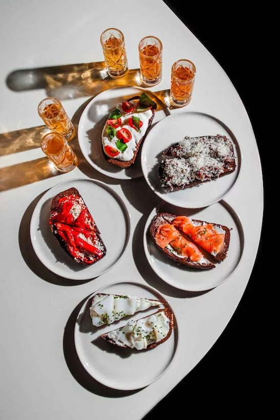 Интерьер/Экстерьер/Банкетная зона/Бар/Стол для двоих/Вход/Главный зал/Lounge зона клуб Department 57 фото