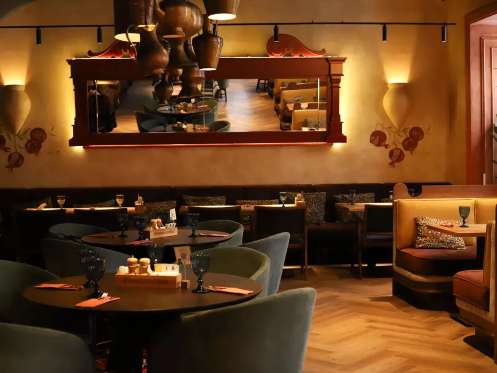 Интерьер/Экстерьер/Банкетная зона/Бар/Стол для двоих/Вход/Главный зал/Lounge зона ресторан Грузинские истории фото