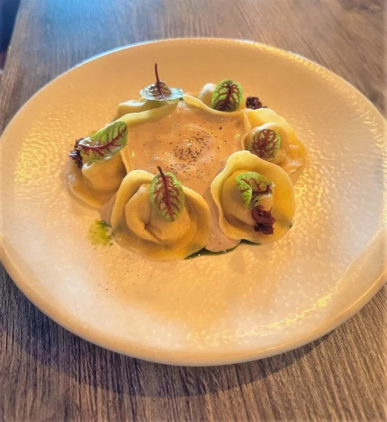 Интерьер/Экстерьер/Банкетная зона/Бар/Стол для двоих/Вход/Главный зал/Lounge зона ресторан Молоко фото