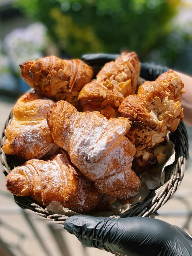 Интерьер/Экстерьер/Банкетная зона/Бар/Стол для двоих/Вход/Главный зал/Lounge зона кондитерская Любокофе фото